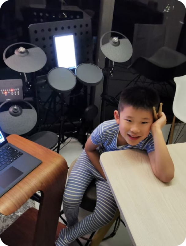 Fine momentum online music drum lesson student enjoying