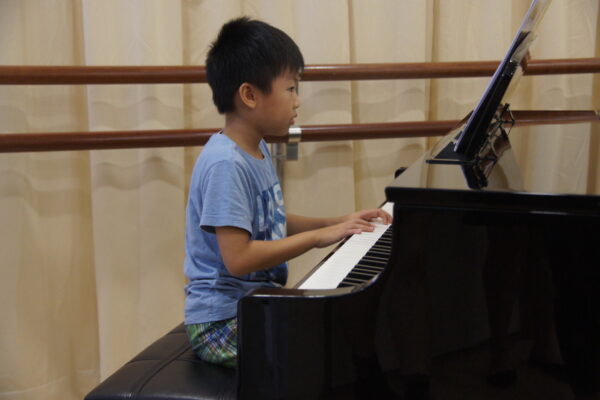 Fine momentum kids piano lesson student